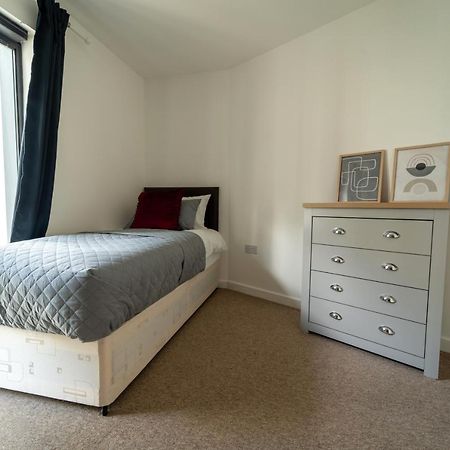 Spacious Apartment In Woking Town Centre Esterno foto