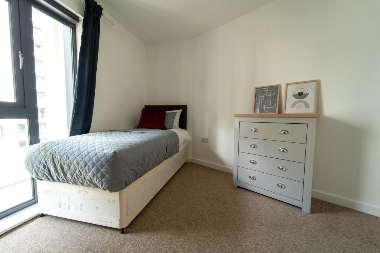 Spacious Apartment In Woking Town Centre Esterno foto