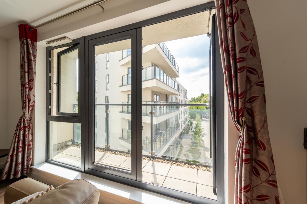 Spacious Apartment In Woking Town Centre Esterno foto