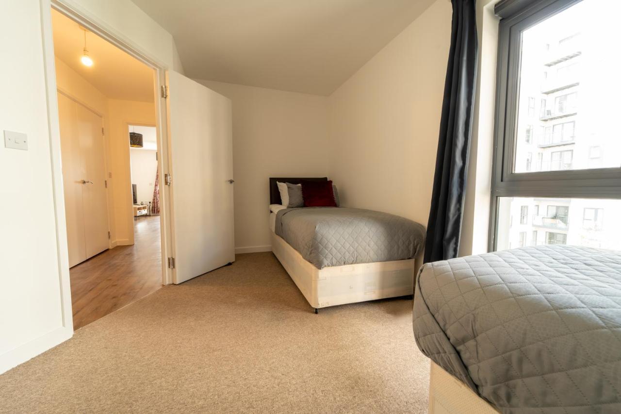 Spacious Apartment In Woking Town Centre Esterno foto