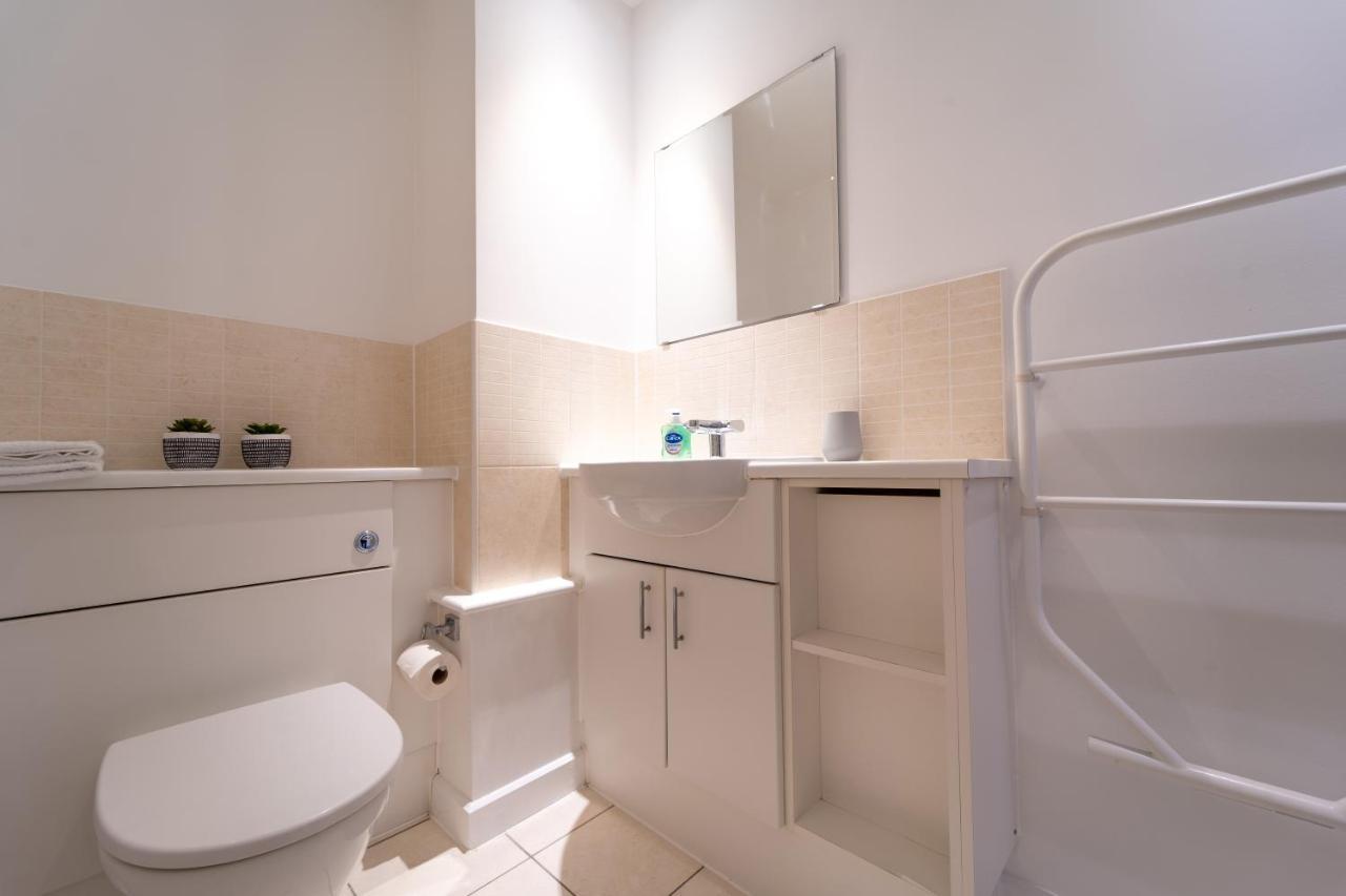 Spacious Apartment In Woking Town Centre Esterno foto