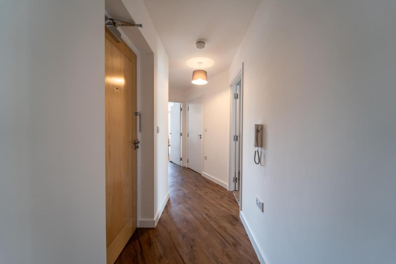 Spacious Apartment In Woking Town Centre Esterno foto