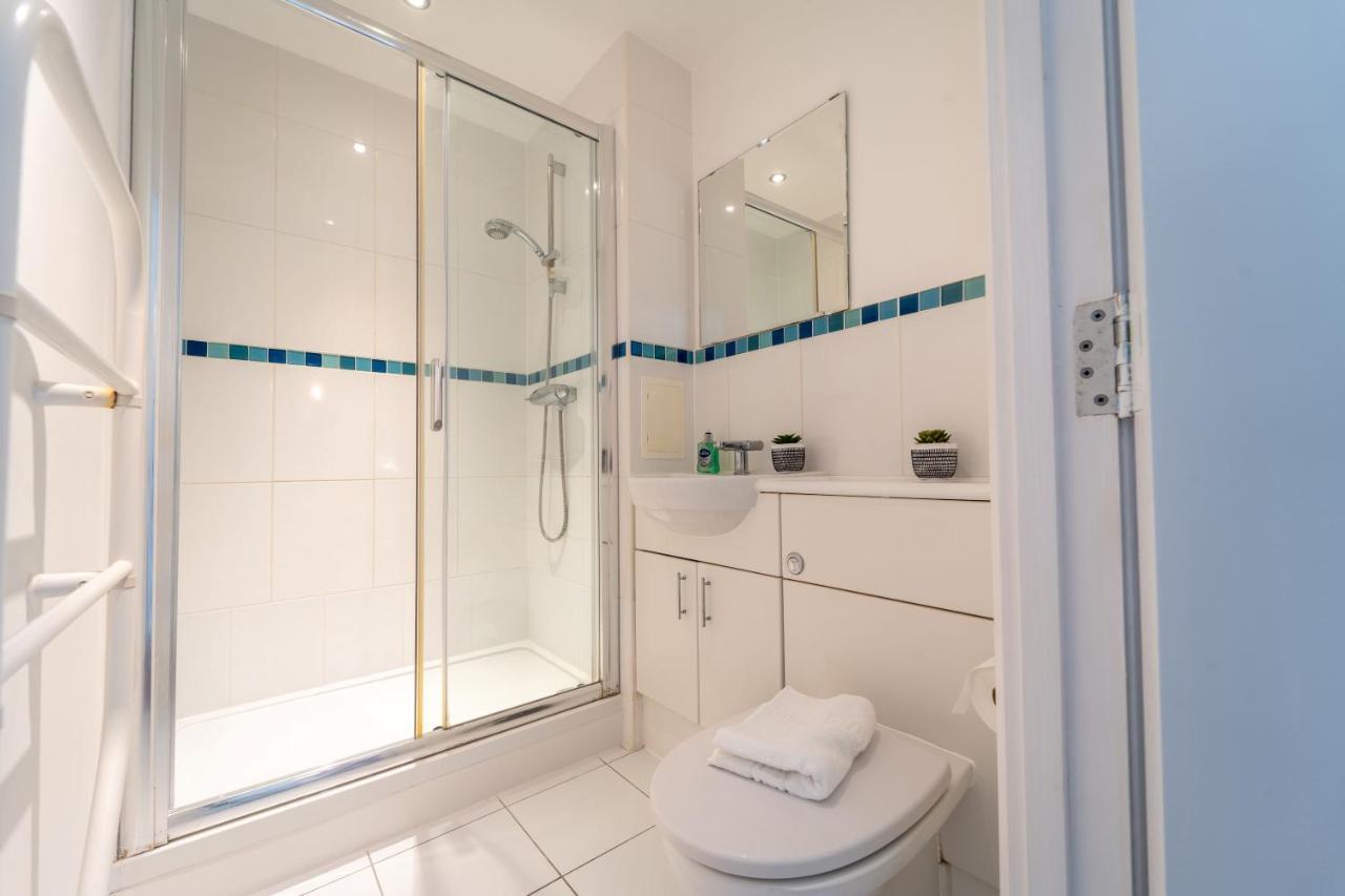 Spacious Apartment In Woking Town Centre Esterno foto